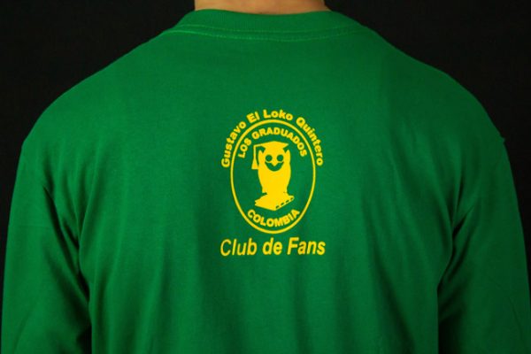 Camiseta manga larga color verde con el logo de la orquesta Los Graduados. Parte trasera.
