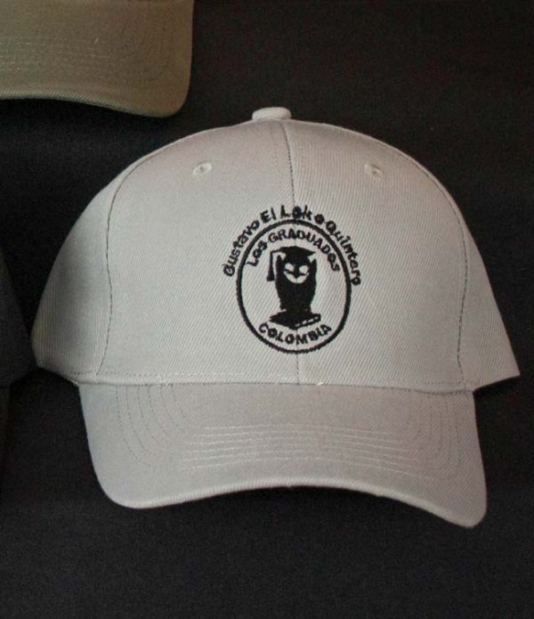 Gorra con el logo estampado de la Orquesta Los Graduados de Gustavo "Loko" Quintero. Color gris.