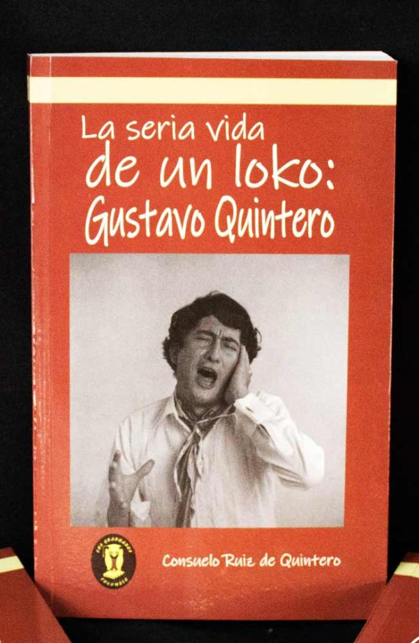 Portada del libro "La seria vida de un loko: Gustavo Quintero". Tiene una fotografía de Gustavo cantando.